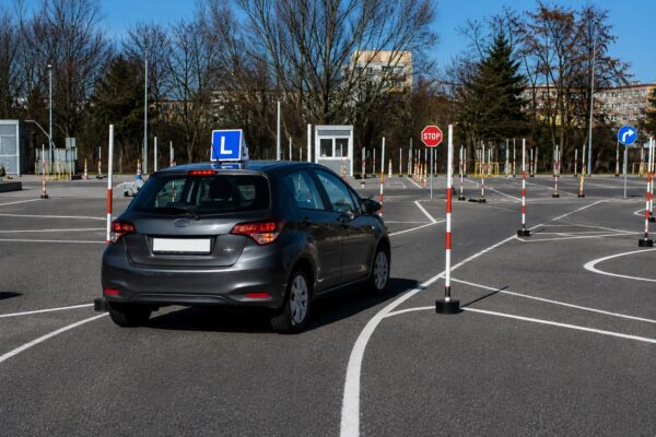 Koniec placu manewrowego podczas egzaminu? Rewolucja w szkoleniu kierowców.